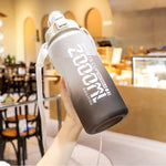 Garrafa de Água Desportiva de Grande Capacidade com Cor Degradê Fosca Exterior Portátil com Palhinha, 2000ml