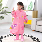 Capa de Chuva Infantil com Aba Grande e Estampa de Desenho Animado com Assento para Mochila, S, M, L, XL, XXL