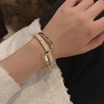 Pulseira com placa de concha branca e ornamentos de mão em metal curvado, SL02-80