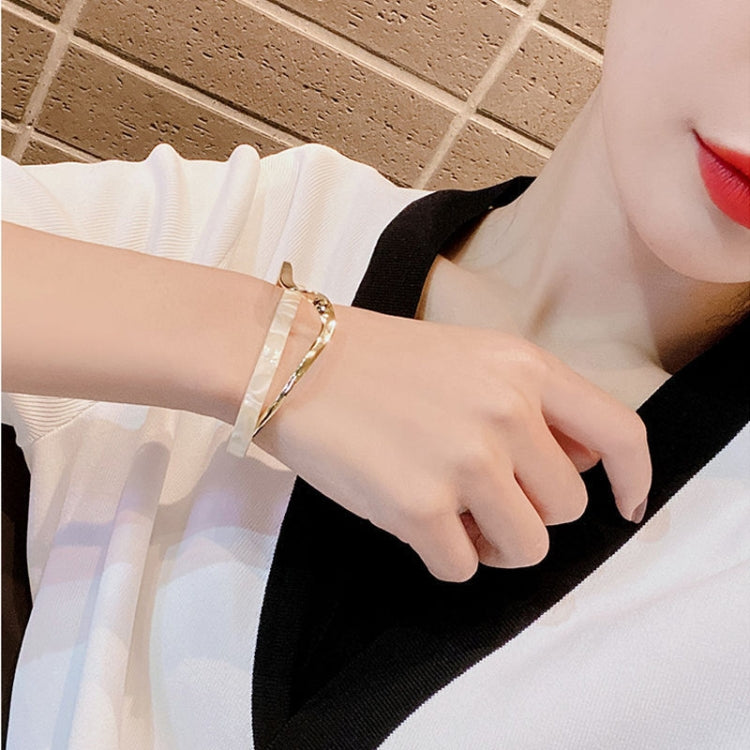 Pulseira com placa de concha branca e ornamentos de mão em metal curvado, SL02-80