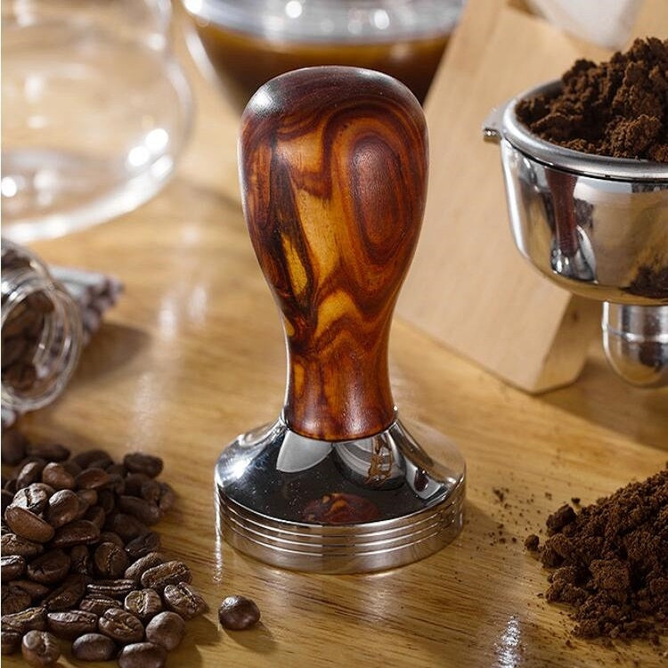 Peneira de Café Integrada com Cabo em Madeira Maciça e Aço Inoxidável, Cabo em Sândalo Vermelho 57,5mm, Cabo em Carvalho 58mm, Cabo em Carvalho 57,5mm, Cabo em Pau-Rosa 58mm, Cabo em Pau-Rosa 57,5mm, Cabo Destacável em Aço Inoxidável 58mm